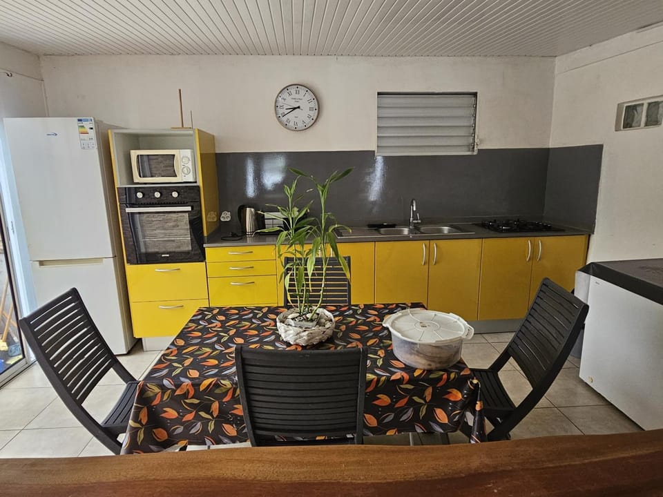Kitchen or kitchenette, Dining area, oven, stove