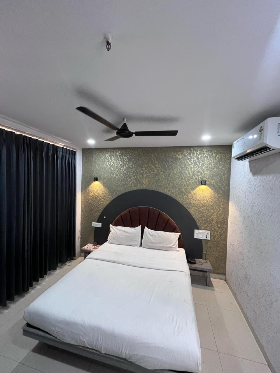 Bed, Photo of the whole room, Bedroom, air conditioner