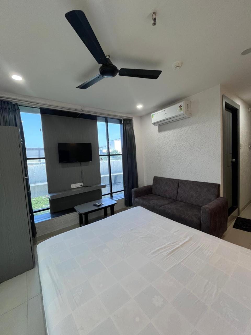 Communal lounge/ TV room, Bed, TV and multimedia, Photo of the whole room, Evening entertainment, Bedroom, air conditioner