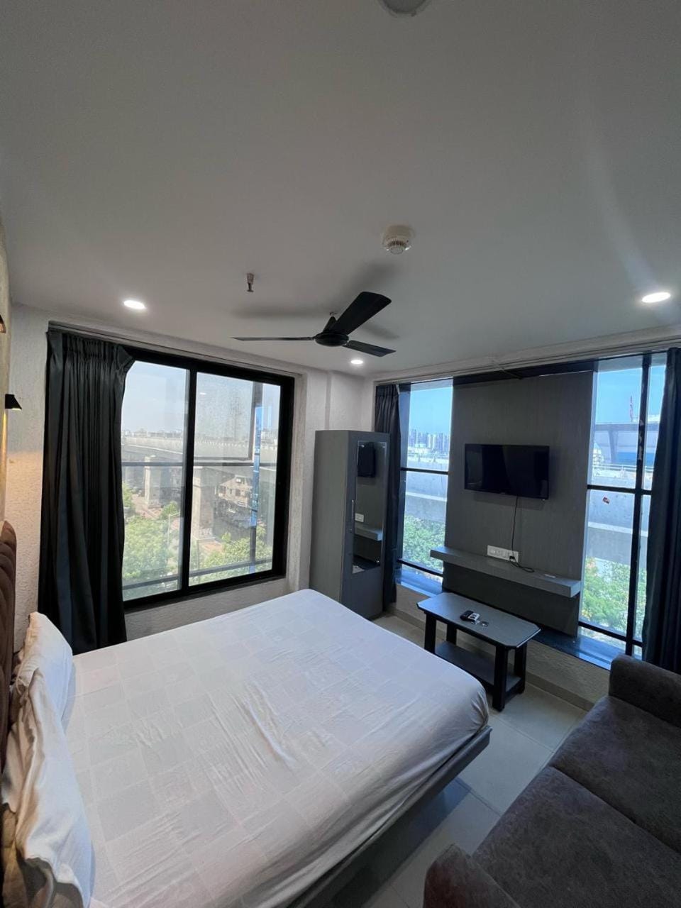 Communal lounge/ TV room, Bed, TV and multimedia, Photo of the whole room, Bedroom, air conditioner