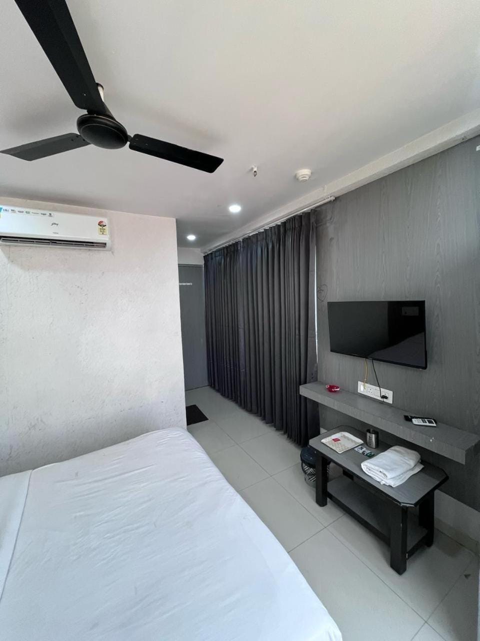 Communal lounge/ TV room, Bed, TV and multimedia, Photo of the whole room, Evening entertainment, Bedroom, air conditioner