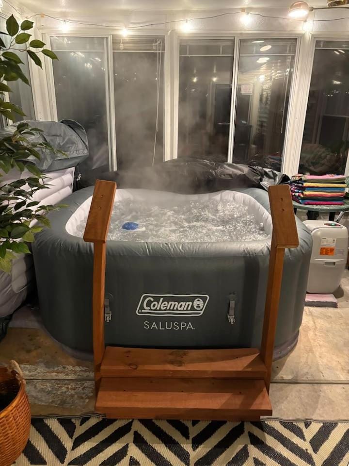 Modern Comfort Quiet, Clean & Central Hot Tub! House in Michigan