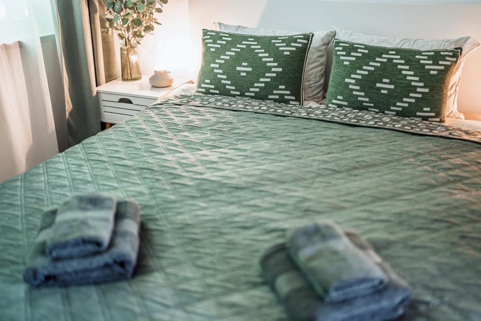 Bed, Bedroom, towels