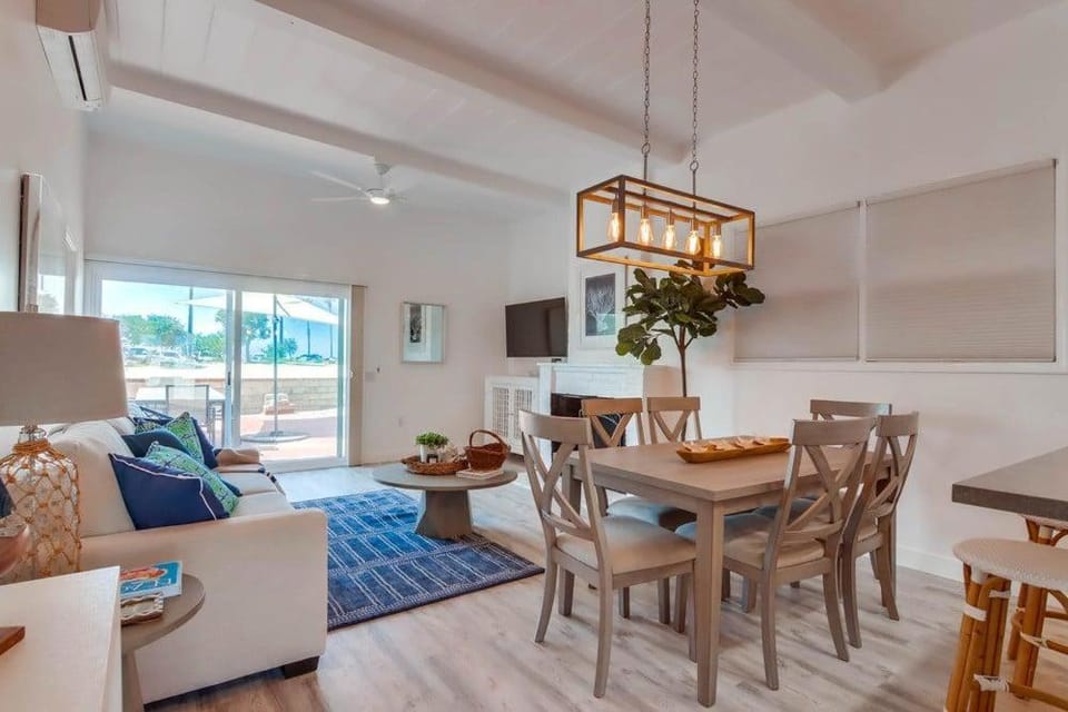 TV and multimedia, Living room, Seating area, Dining area