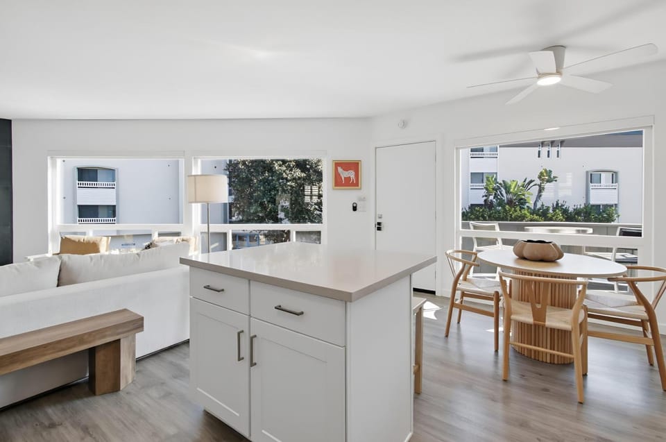 Kitchen or kitchenette, Seating area, Dining area