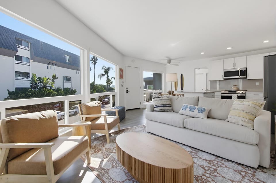 Kitchen or kitchenette, Living room, Seating area, Dining area, oven, stove