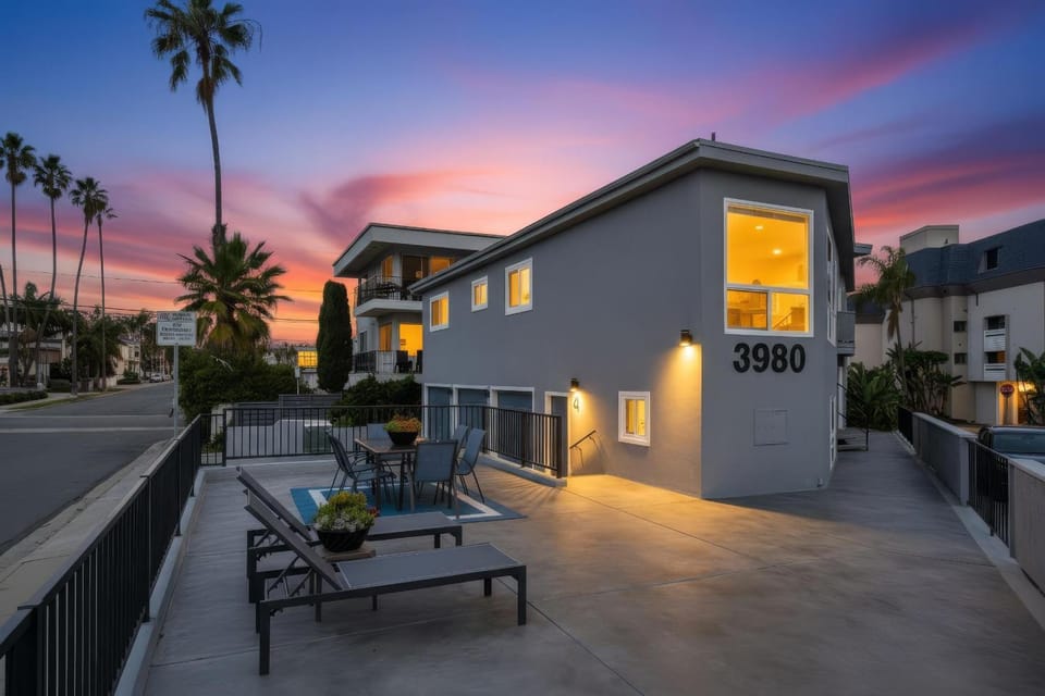 Property building, Patio, Balcony/Terrace, Dining area, Sunset