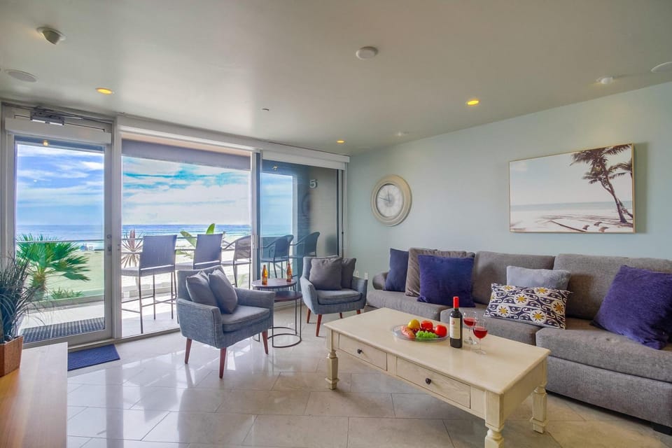 View (from property/room), Balcony/Terrace, Living room, Seating area, Sea view