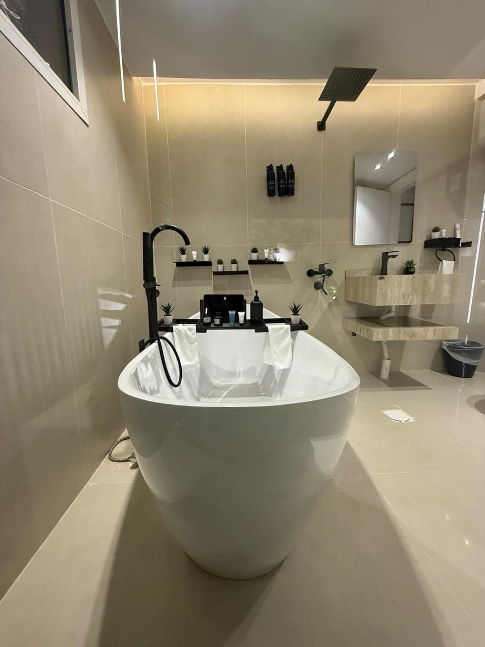 1BR Escape 65 inch TV Bathtub & Outdoor Lounge Apartment in Riyadh