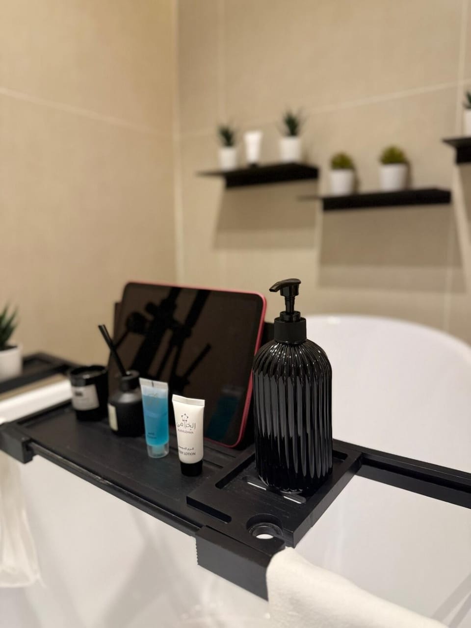 1BR Escape 65 inch TV Bathtub & Outdoor Lounge Apartment in Riyadh