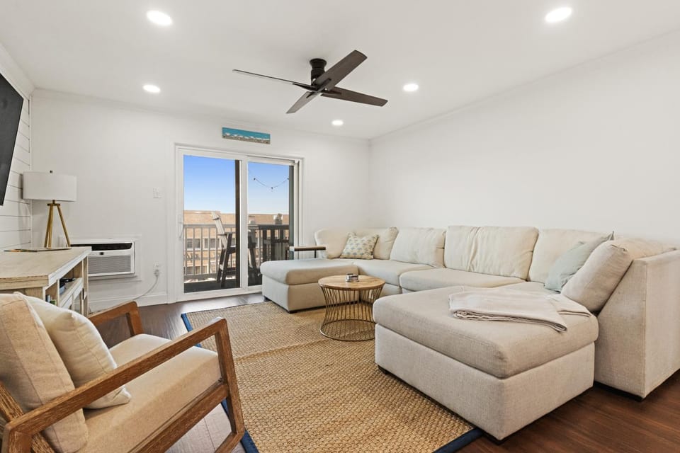 Canalfront 2BR Condo in OCMD w Balcony & Bay Sunset Views House in Ocean City