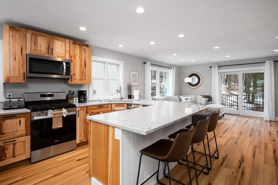 Newly built modern gem with 4 Beds Sanford Lake access close to Traverse City & Dunes House in Sleeping Bear Dunes
