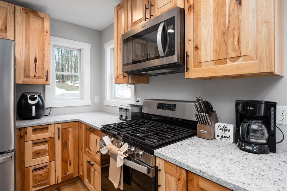 Newly built modern gem with 4 Beds Sanford Lake access close to Traverse City & Dunes House in Sleeping Bear Dunes