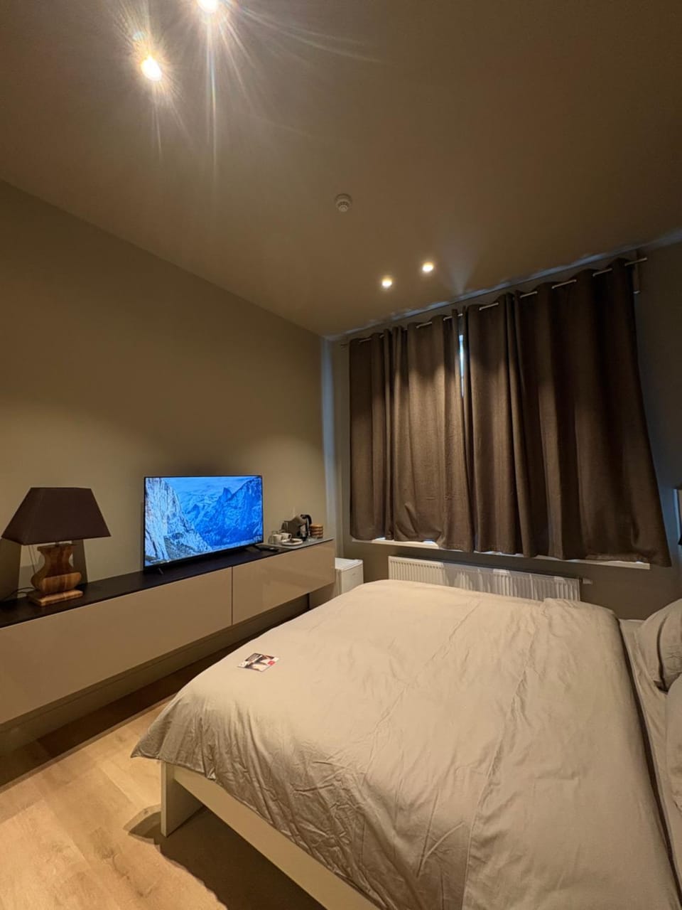 Bed, TV and multimedia, Photo of the whole room, Evening entertainment, Bedroom