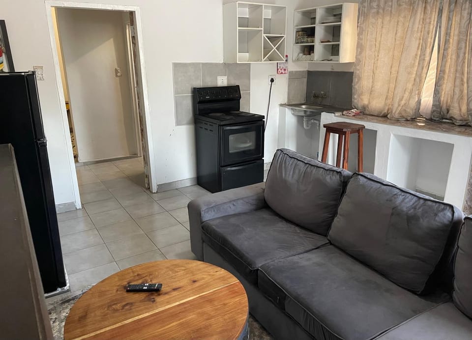 TV and multimedia, Kitchen or kitchenette, Living room, Seating area, oven