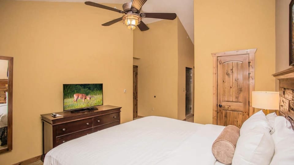 The Lodges at Great Smoky Mountains - 1BR Suite Apartment in Pigeon Forge