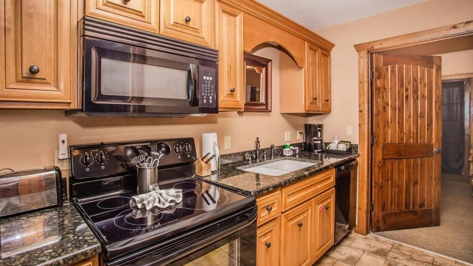 The Lodges at Great Smoky Mountains - 2BR Suite Apartment in Pigeon Forge