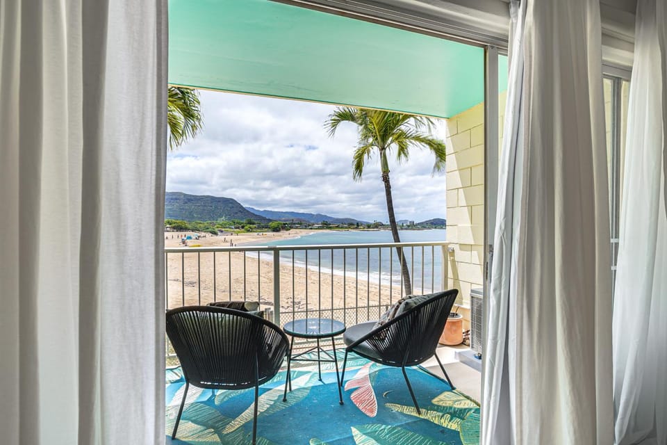Steps to Beach & Pool! Oceanfront Waianae Studio Apartment in Makaha