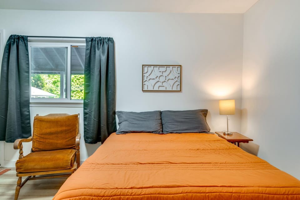 Close to Marina, Beach & Town! Schroon Lake Escape Apartment in Schroon Lake