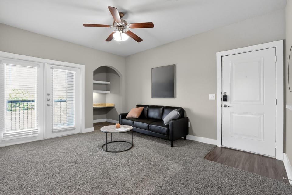 Bright & spacious 1bedroom retreat Apartment in New Braunfels