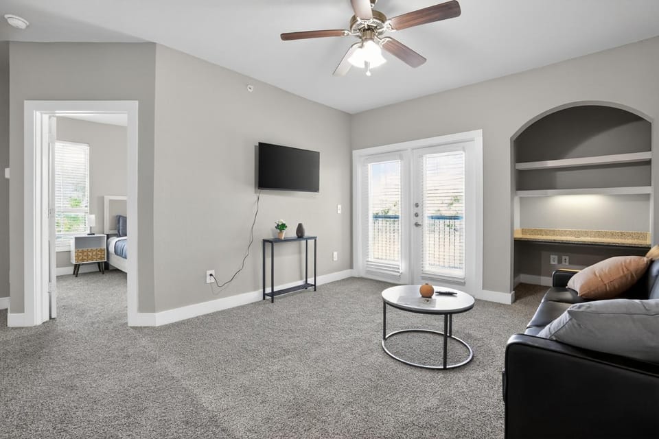 Bright & spacious 1bedroom retreat Apartment in New Braunfels