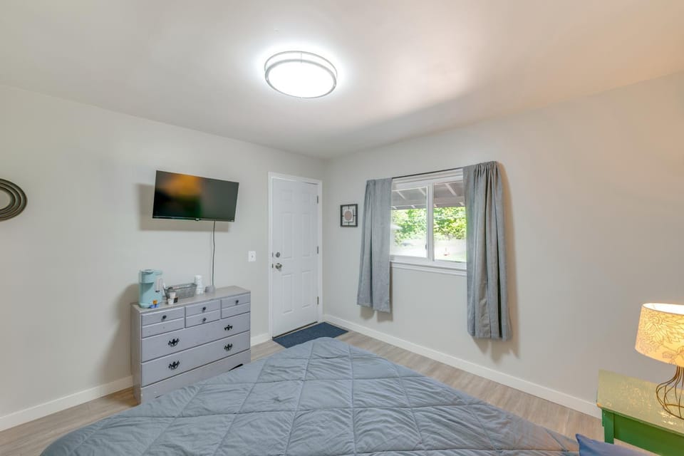 Cozy Room Near Schroon Lake Marina, Town & Beach! Apartment in Schroon Lake