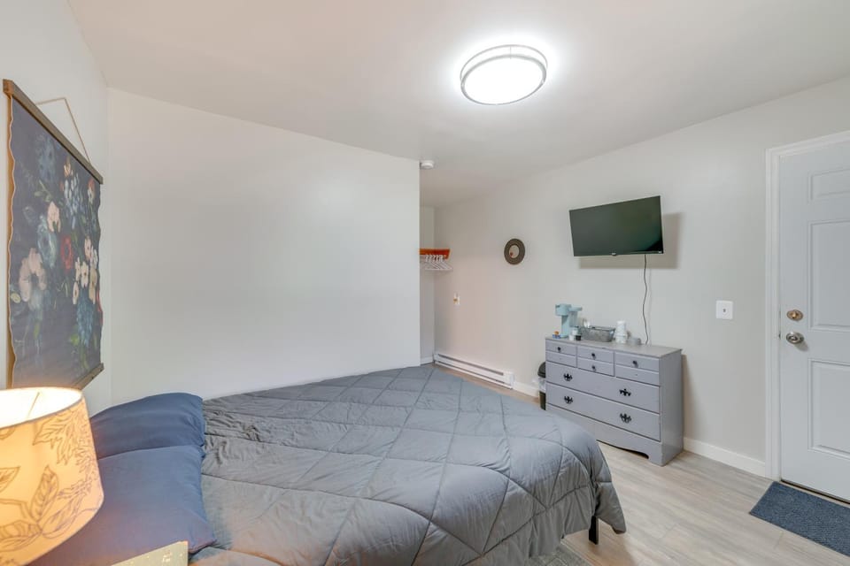 Cozy Room Near Schroon Lake Marina, Town & Beach! Apartment in Schroon Lake