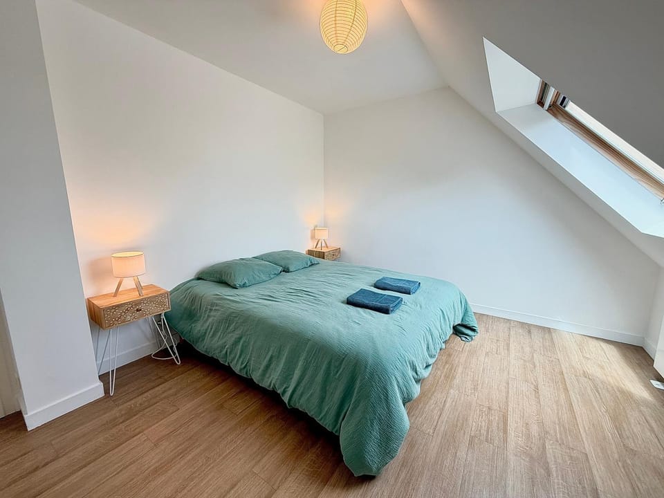 Bed, Photo of the whole room, Bedroom