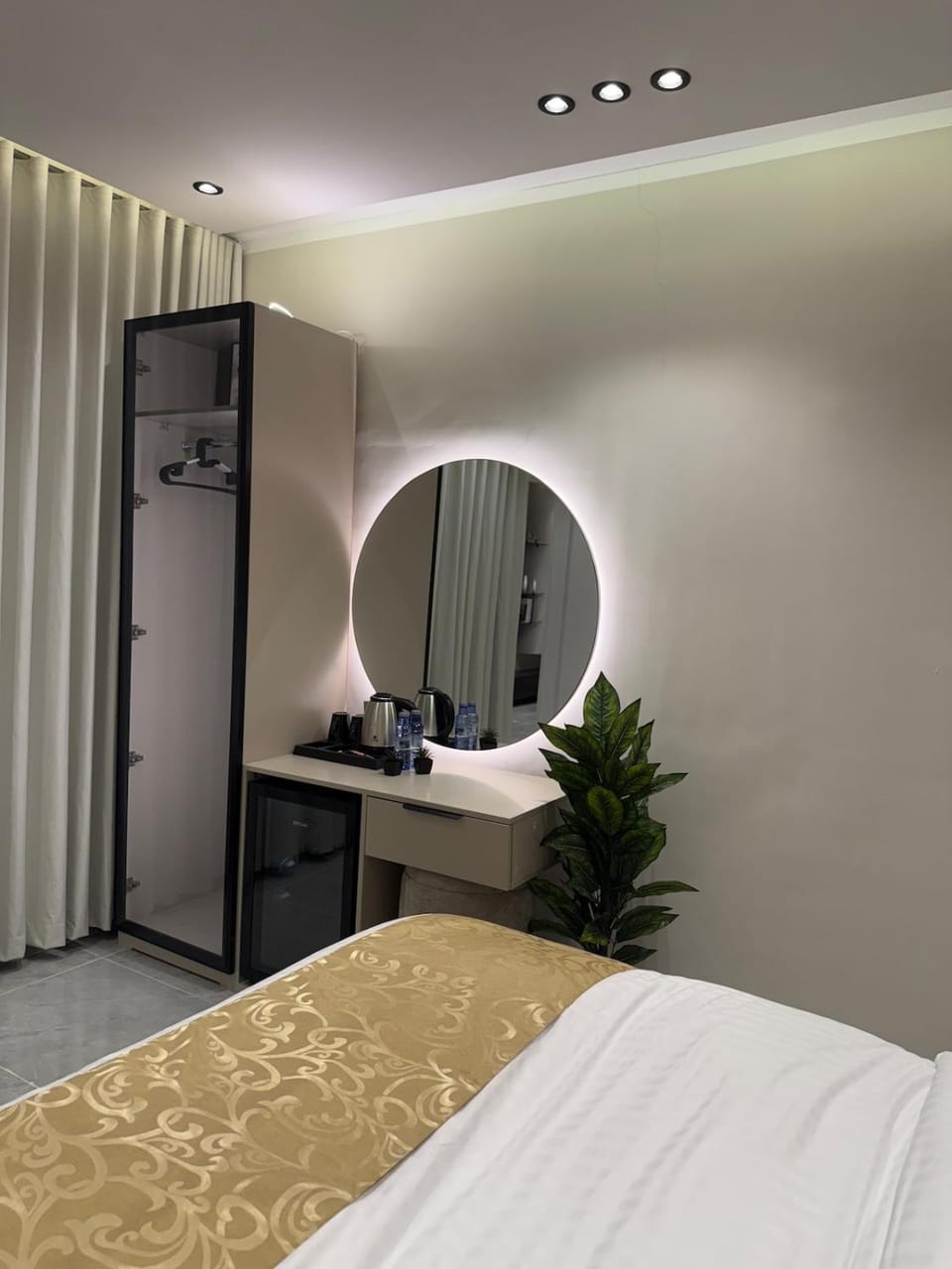 Cozy 1BR 65 inch TV Bathtub and Outdoor Seating Apartment in Riyadh