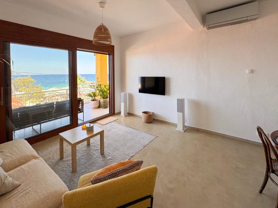 TV and multimedia, Living room, Seating area, Sea view