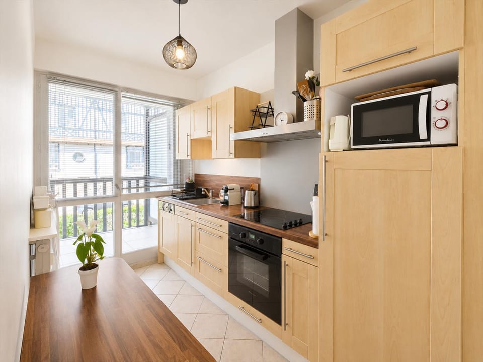 Coffee/tea facilities, dishwasher, microwave, oven, stove, toaster, kitchen