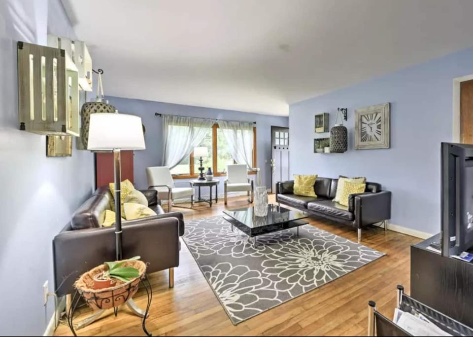Beach House with Spacious Deck for Entertaining House in Narragansett Beach