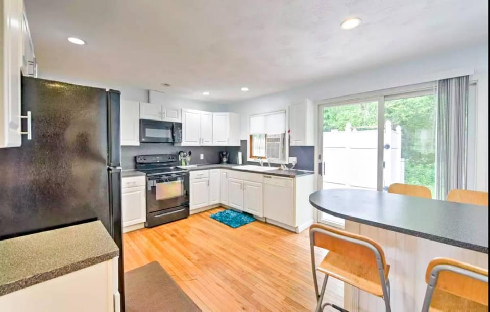 Beach House with Spacious Deck for Entertaining House in Narragansett Beach