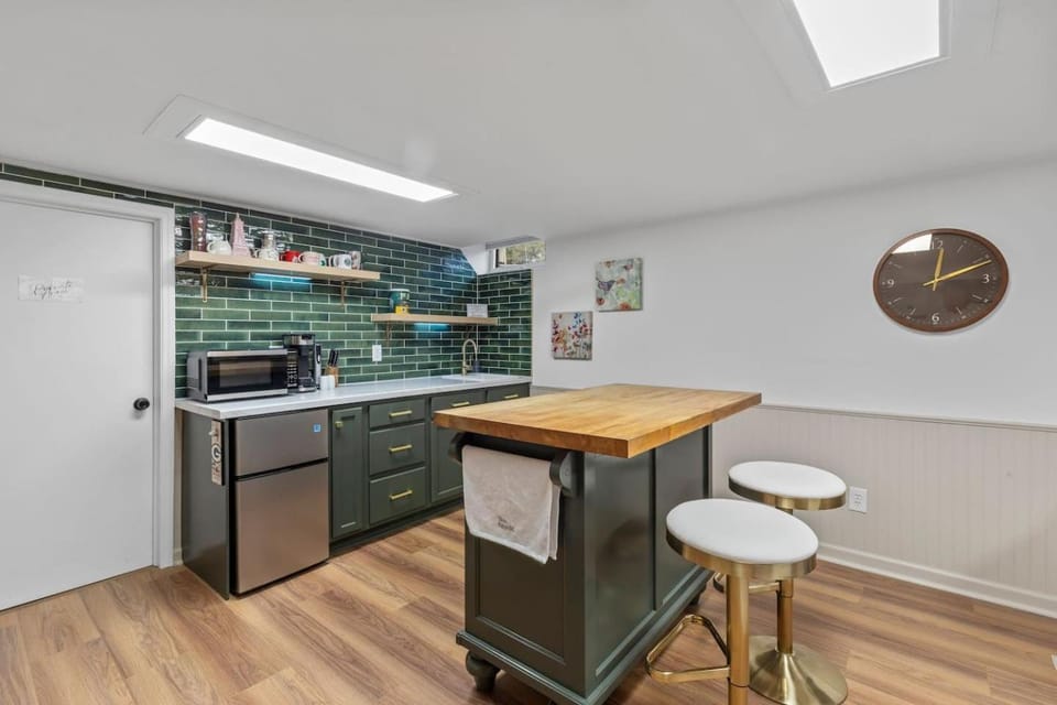 Coffee/tea facilities, Kitchen or kitchenette, Dining area, microwave