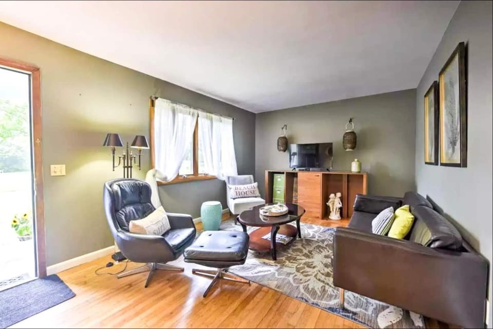 Vacation Cottage in the Heart of Narragansett House in Narragansett Beach