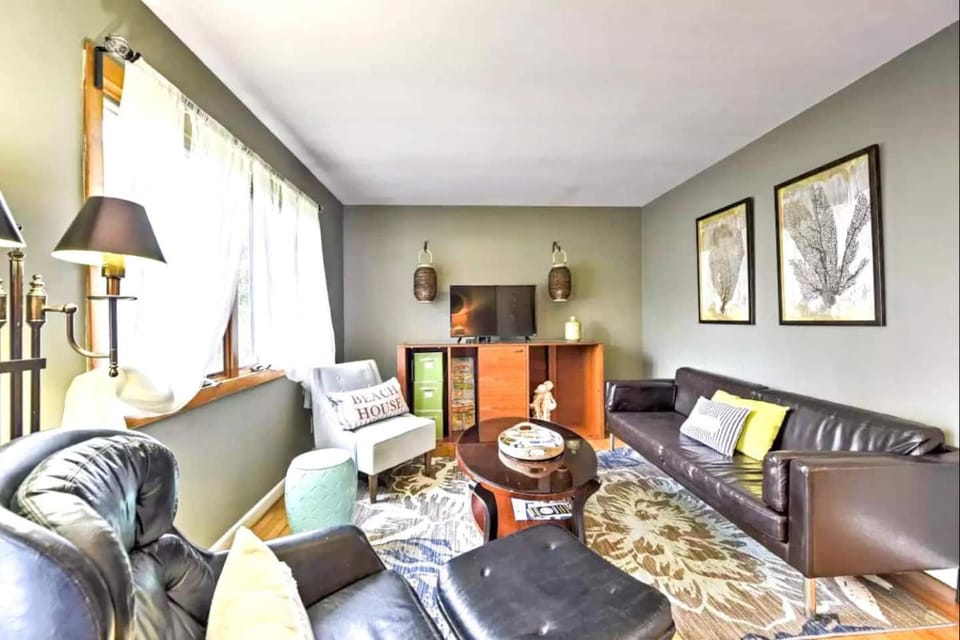 Vacation Cottage in the Heart of Narragansett House in Narragansett Beach