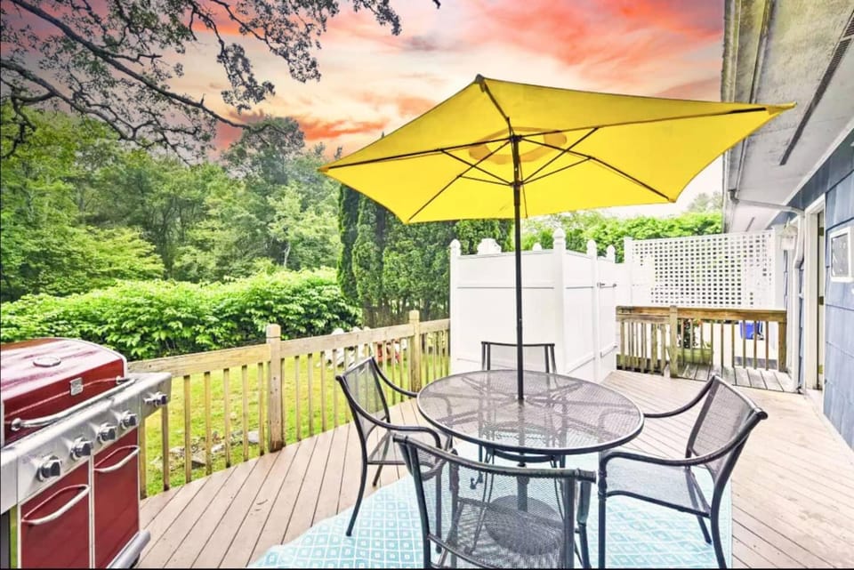 Beautiful Home w Deck 1 Mile to the ocean House in Narragansett Beach