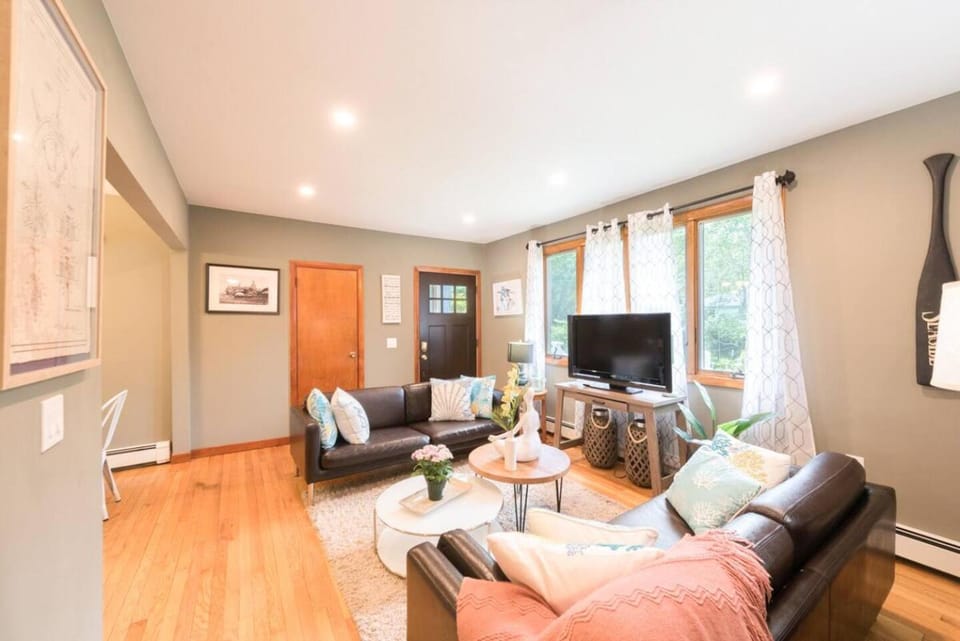 Adorable 3 Bedroom Beach House - Walking Distance House in Narragansett Beach