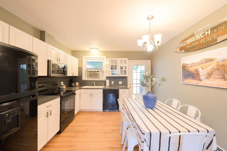 Adorable 3 Bedroom Beach House - Walking Distance House in Narragansett Beach