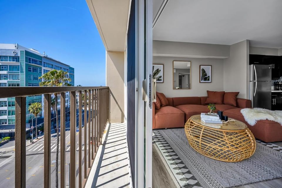 Marina Chic Apartment! Free Parking Apartment in Marina del Rey