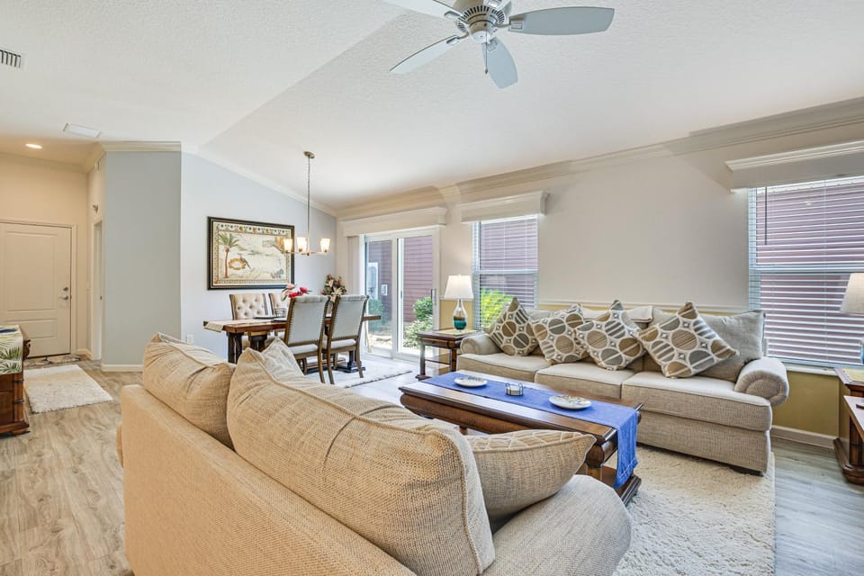 Easy Pool Access & Private Patio! DeLuna Villa House in Wildwood