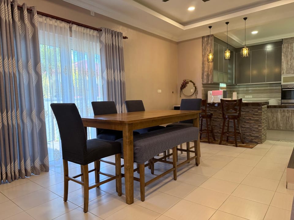 Kitchen or kitchenette, Dining area, minibar