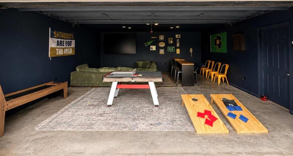 ND House - Game Room - Speak Easy - Pet Friendly House in South Bend