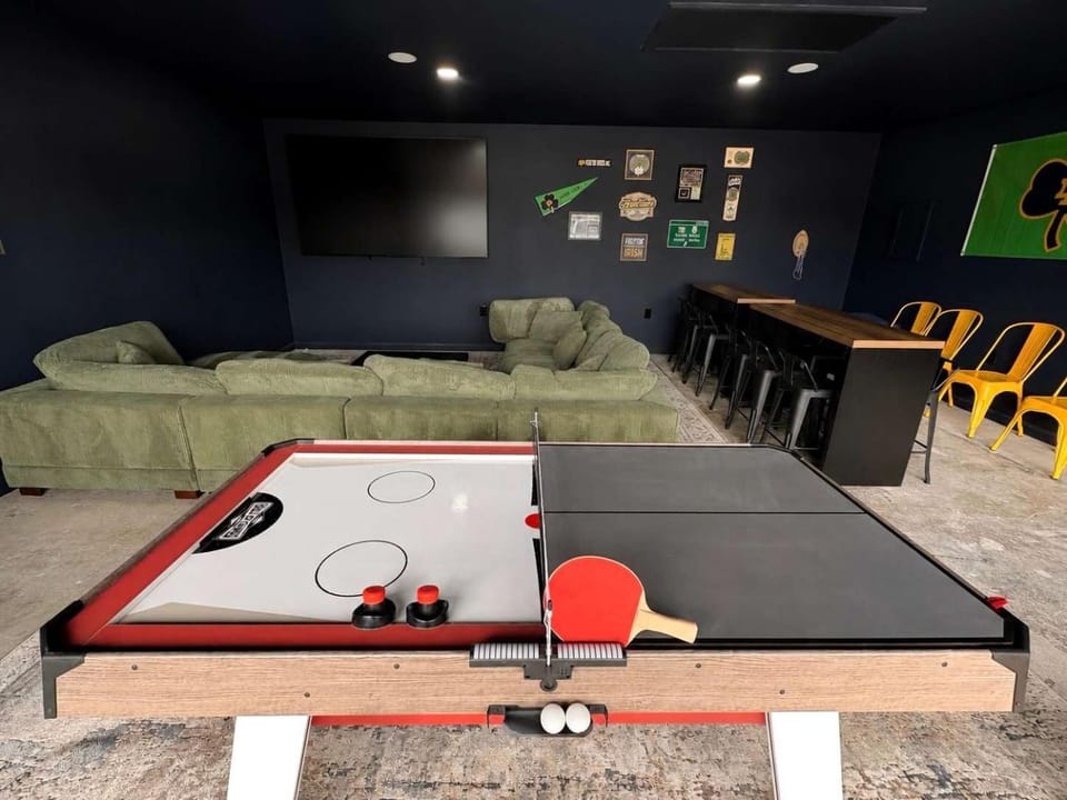 ND House - Game Room - Speak Easy - Pet Friendly House in South Bend