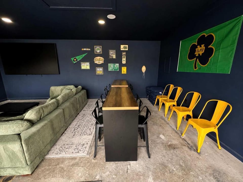 ND House - Game Room - Speak Easy - Pet Friendly House in South Bend