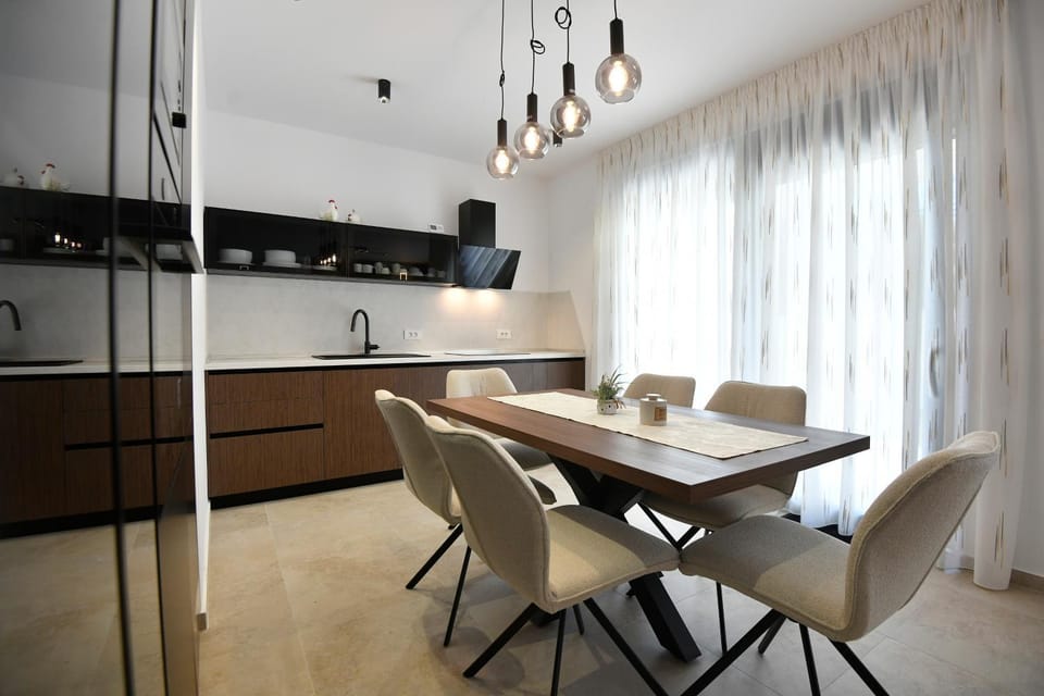 Kitchen or kitchenette, Seating area, Dining area, stove