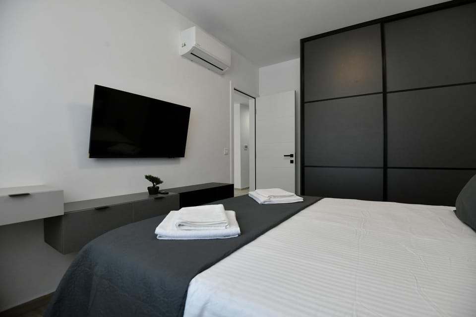 Bed, TV and multimedia, Bedroom, towels, air conditioner
