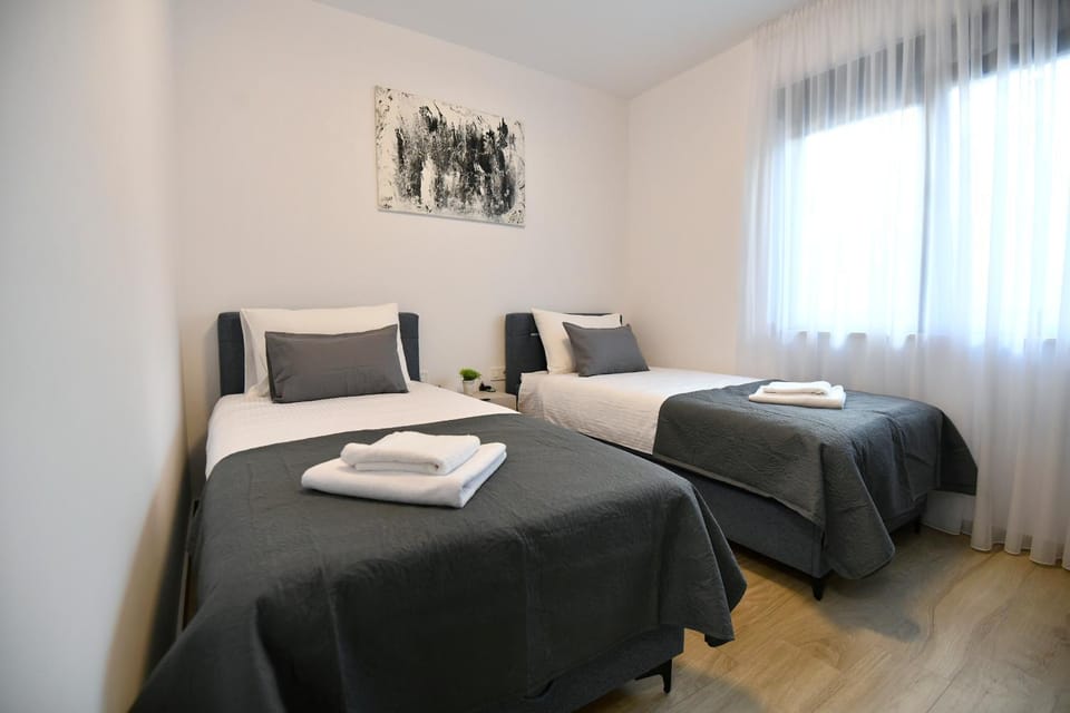 Bed, Bedroom, towels