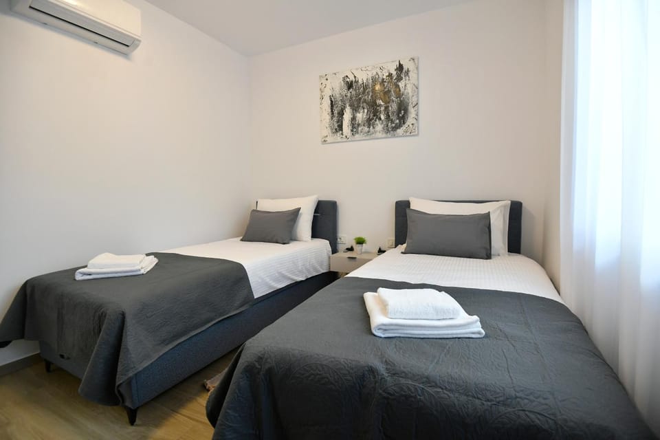 Bed, Bedroom, towels, air conditioner
