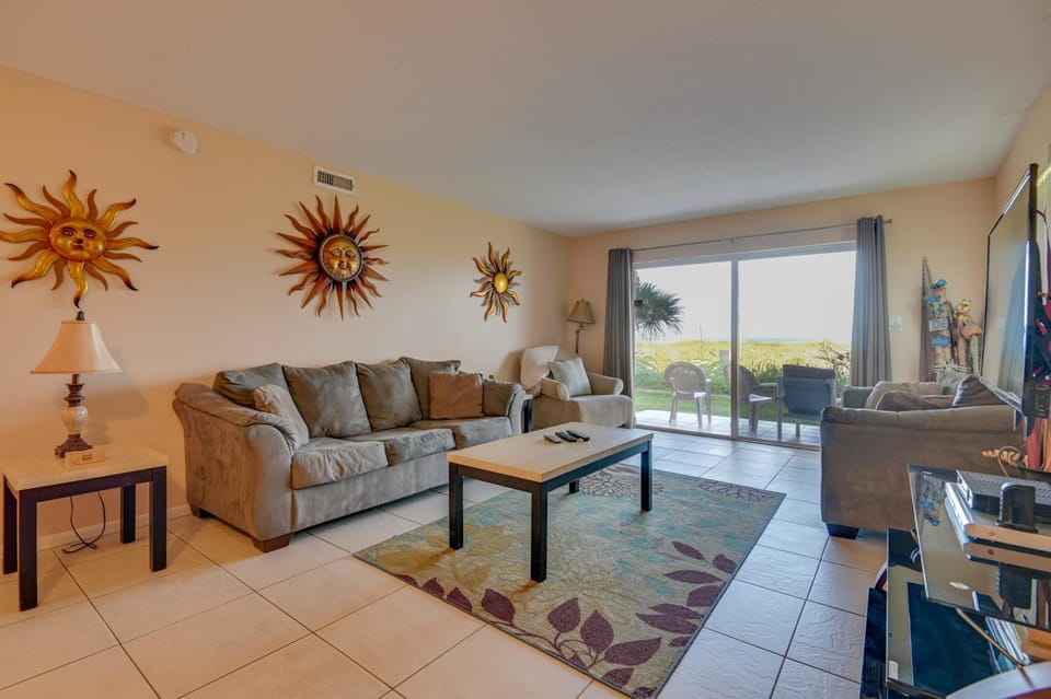 Walkable Cocoa Beach Condo w/ Ocean Views House in Seacrest Beach